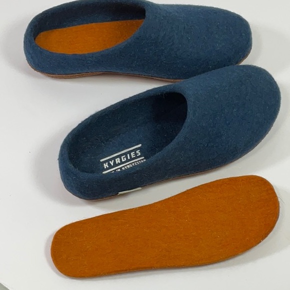 Kyrgies Handmade Wool and Leather Molded All Natural Slippers - Picture 8 of 10